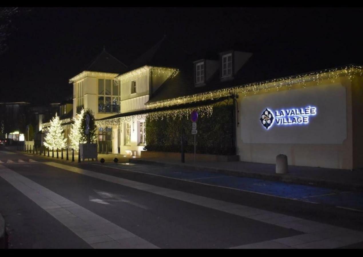 Studio A 1 Kilometre De Disneyland Paris Montévrain Exteriör bild